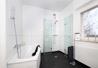 Kleines Badezimmer nach Renovierung