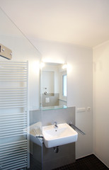 Kleines Badezimmer nach Renovierung