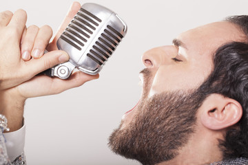 Sänger bei der Aufnahme im Tonstudio