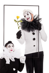Zwei Clowns mit Blume im Bilderrahmen