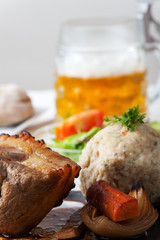 Bayerischer Schweinebraten mit Semmelknödel