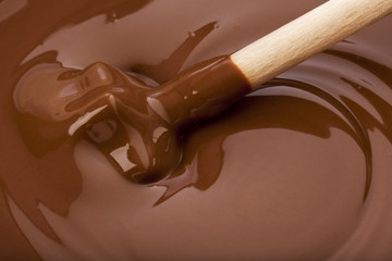 Holzquirl in flüssiger Schokolade