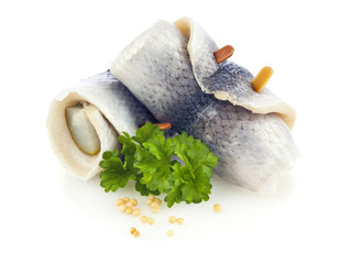 Rollmops isoliert, mit Petersilie garniert