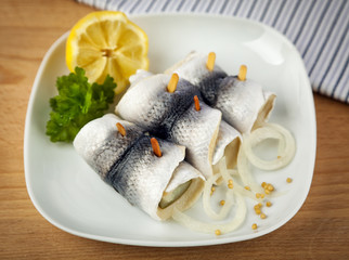 Rollmops auf Teller, garniert