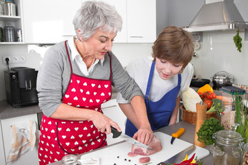 Junge lernt von der Oma kochen