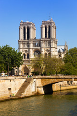 Fototapeta na wymiar Notre Dame w Paryżu