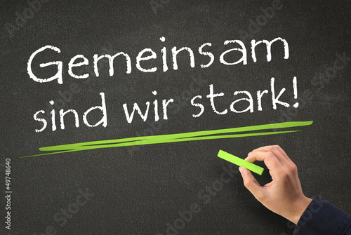 "Gemeinsam sind wir stark! Motto auf Kreidetafel" Stockfotos und