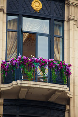 Fototapeta na wymiar balkon z kwiatami