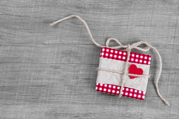 Ein Gruß von Herzen - rotes Geschenk