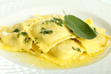pasta italiana ravioli ripieni burro e salvia 