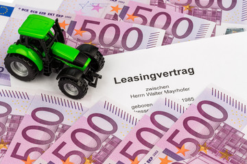 Leasingvertrag für neuen Traktor © Gina Sanders