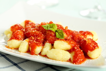 gnocchi di patate con salsa di pomodoro e basilico