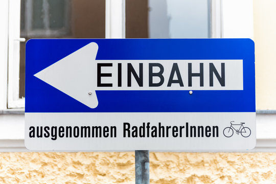 Einbahnstra&szlig;e, Verkehrsschild mit Zusatz