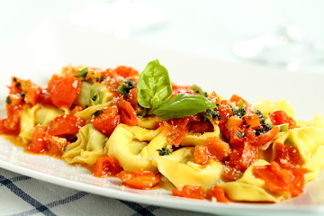pasta italiana tortellini ripieni con salsa di pomodoro