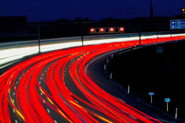 Autos auf Autobahn bei Nacht