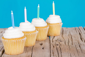 cupcakes on wooden plank