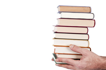 manos con libros apilados en fondo blanco