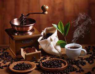 Obrazy na Szkle  filiżanka espresso z drewnianym młynkiem