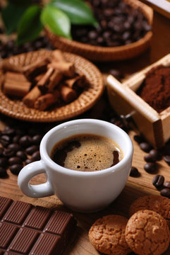 tazza di caffè espresso con macinino in legno