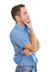 Mann mit blauem Hemd und Jeans isoliert - nachdenklich