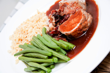 Schweine Filet mit Speck grünen Bohnen und Weizenkörner