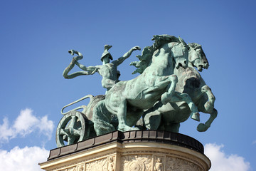 Fototapeta na wymiar Posąg konia na Placu Bohaterów w Budapeszcie