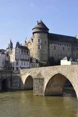 Fototapeta na wymiar le chateau et le vieux pont a laval