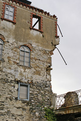 Fototapeta na wymiar Pozostałości domu po trzęsieniu ziemi
