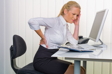 Frauen im Büro mit Rückenschmerzen