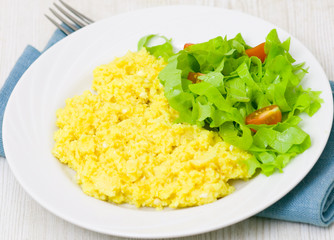 scrambled eggs with salad
