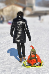 bebe qui fait de la luge