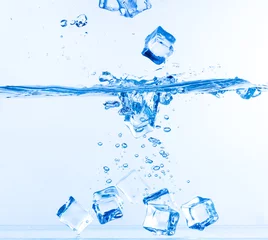 Fototapeten Eiswürfel, die mit Spritzer ins Wasser gefallen sind © Discovod
