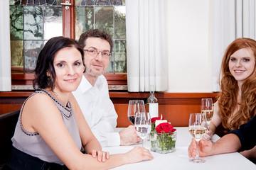 Gemischte Gruppe Menschen lachend im Restaurant