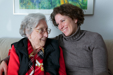 Seniorin mit Enkelin