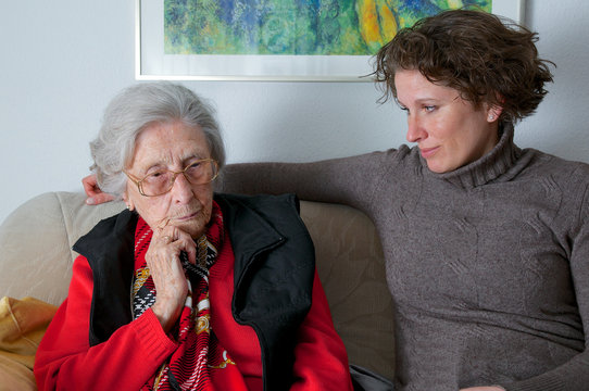 Seniorin mit Enkelin