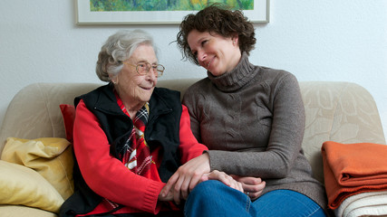 Seniorin mit Enkelin