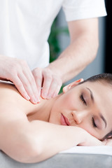 Fototapeta na wymiar Kobieta otrzymuje masażu w salonie spa
