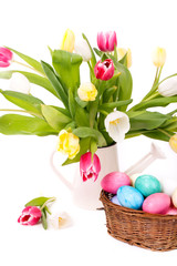 frischer Tulpenstrauß mit Ostereiern im Korb