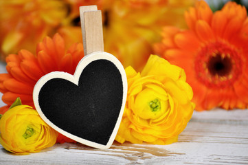 Holzklammer mit Herztafel und Blumen