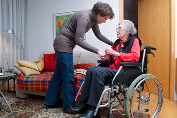 Seniorin im Rollstuhl mit Betreuerin