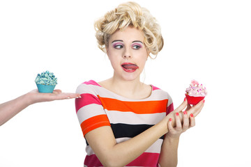 Pinup Model bekommt Cupcake serviert Porträt