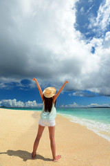 南国沖縄の美しいビーチで寛ぐ女性