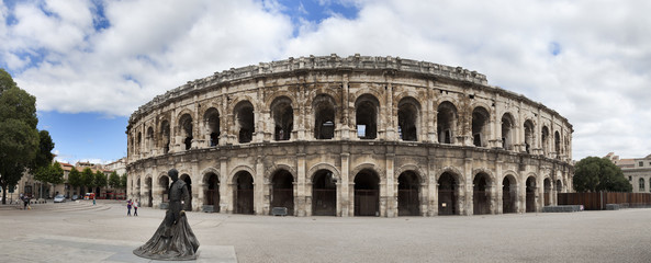 Nimes,anfiteatro romano y plaza de toros.