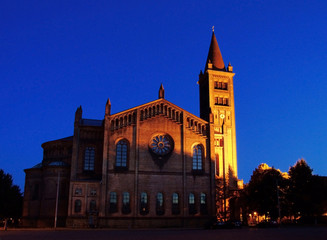 Kirche St. Peter & Paul, nachts seitlich
