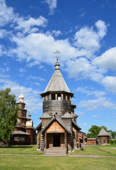 Fototapeta na wymiar Drewniany kościół w Muzeum Architektury w Suzdal w lecie.