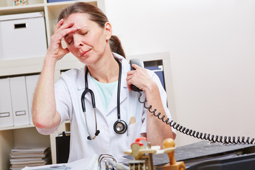 Ärztin mit Burnout hat Kopfschmerzen