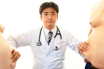 肥満男性患者を心配する医師