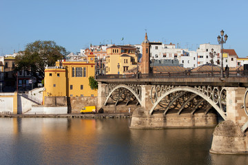 Fototapeta na wymiar Most Triana w Sewilli