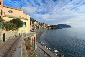 Fototapeta na wymiar Liguria - plaża i promenada w Sori