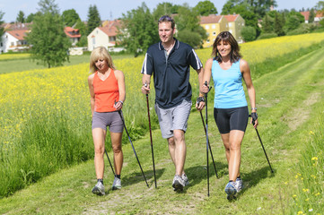 Drei sportliche Walker